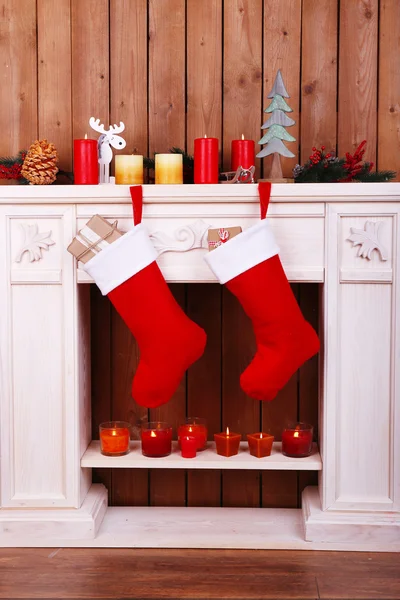 Vánoční ponožky na krb — Stock fotografie