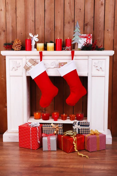 Calcetines de Navidad en la chimenea — Foto de Stock