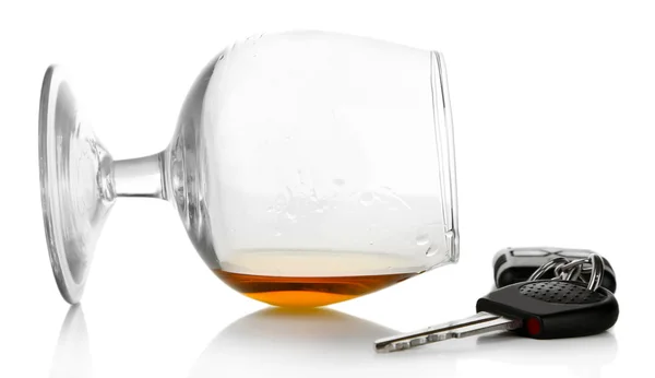 Alcoholic drink and car key — Stock Photo, Image