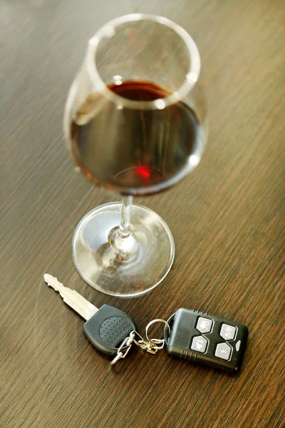 Alkoholické nápoje a auto klíč — Stock fotografie