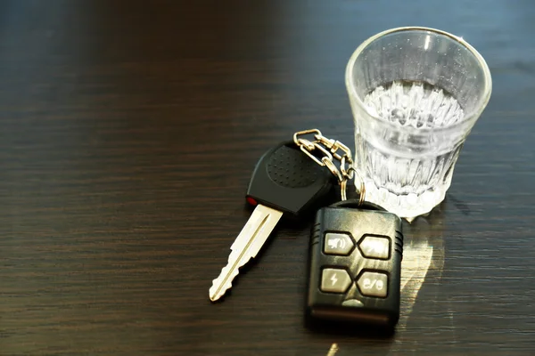 Alkollü içki ve araba anahtar