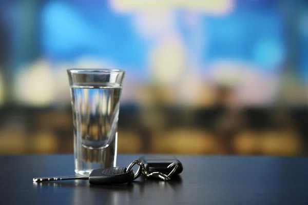 Bebida alcohólica y llave del coche — Foto de Stock