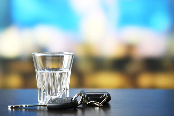 Bebida alcoólica e chave do carro — Fotografia de Stock