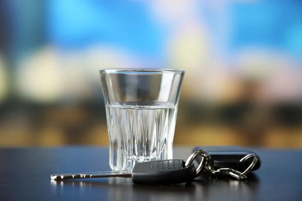 Алкогольний напій та автомобільний ключ — стокове фото