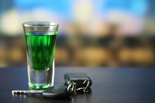 Bevanda alcolica e chiave della macchina — Foto Stock