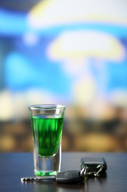 Alkollü içki ve araba anahtar