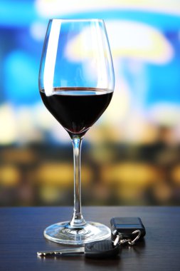 Alkollü içki ve araba anahtar