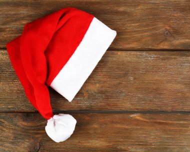 Kar taneleri ile Santa kırmızı şapka