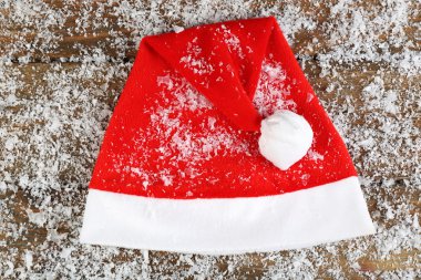 Kar taneleri ile Santa kırmızı şapka