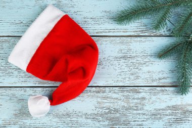 Noel Baba kırmızı şapka renk ahşap arka plan üzerinde çam ağacıyla