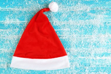 Kar taneleri ile Santa kırmızı şapka