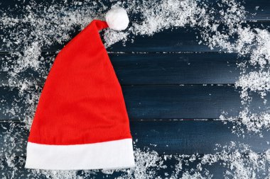 Kar taneleri ile Santa kırmızı şapka
