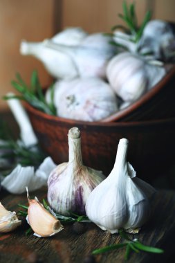 çiğ sarımsak ve baharat