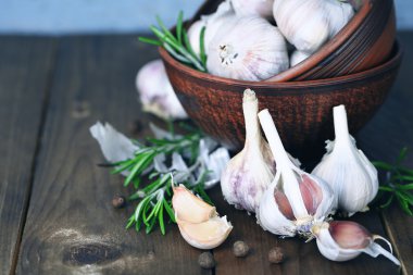 çiğ sarımsak ve baharat