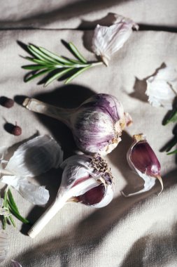 çiğ sarımsak ve baharat