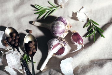 çiğ sarımsak ve baharat