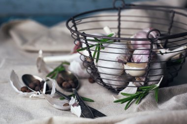 çiğ sarımsak ve baharat