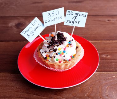 Lezzetli pasta ile kalori saymak ahşap masa arka plan üzerinde renkli plaka üzerinde etiketleri