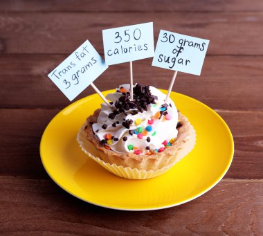 Lezzetli pasta ile kalori saymak ahşap masa arka plan üzerinde renkli plaka üzerinde etiketleri