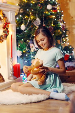 Yılbaşı gecesini bekleyen sevimli küçük kız 