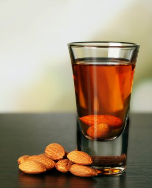 Tatlı likör badem özü