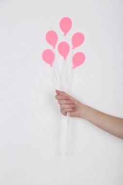 Kağıt balonlar tutan el