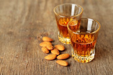 Tatlı likör badem özü