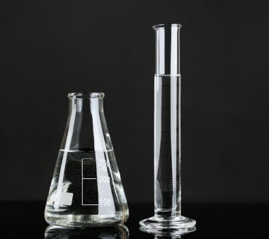 test tüpleri sıvı ile