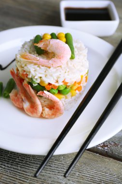 Karides ile haşlanmış pirinç