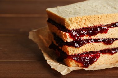 Reçel ile lezzetli sandviç