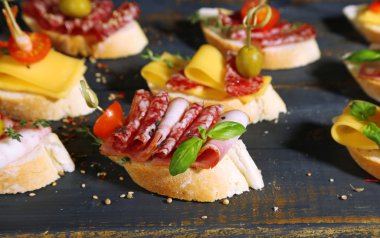 Lezzetli sandviçler masada.