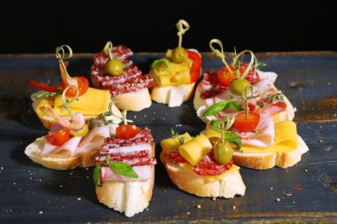 Lezzetli sandviçler masada.