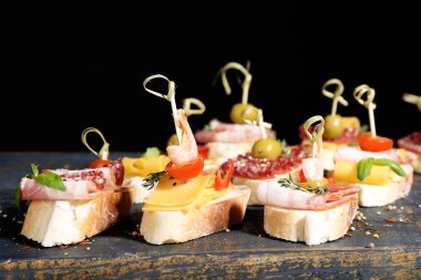 Lezzetli sandviçler masada.