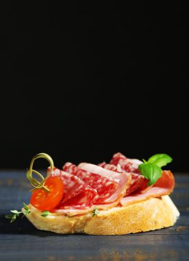 Lezzetli sandviçler masada.