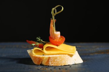 Lezzetli sandviçler masada.