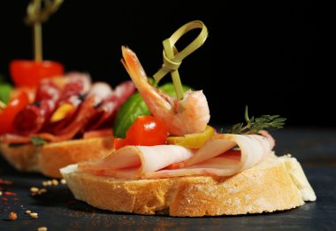 Lezzetli sandviçler masada.