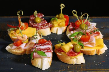 Lezzetli sandviçler masada.