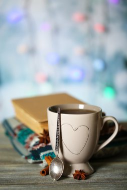 Sıcak bir içecek fincan ile kompozisyon