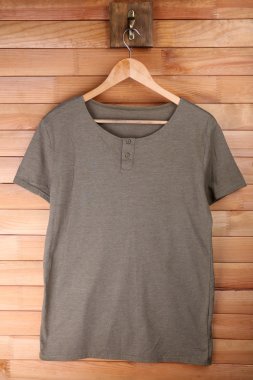 Askı üzerinde erkek t-shirt