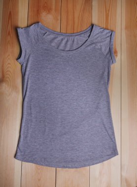 T-shirt üzerine ahşap masa