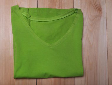 T-shirt üzerine ahşap masa