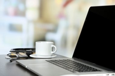 Tablo üzerinde modern dizüstü bilgisayar