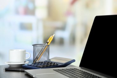 Tablo üzerinde modern dizüstü bilgisayar