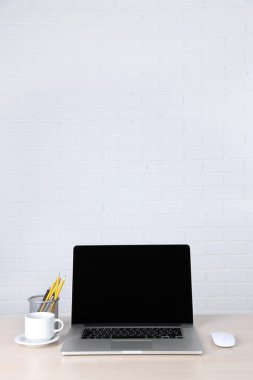 Tablo üzerinde modern dizüstü bilgisayar