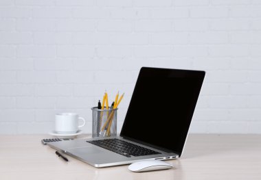 Tablo üzerinde modern dizüstü bilgisayar