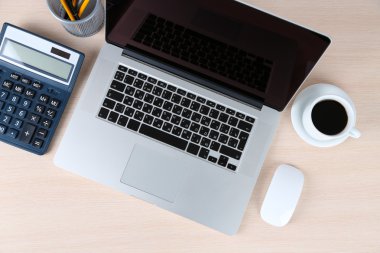 Tablo üzerinde modern dizüstü bilgisayar