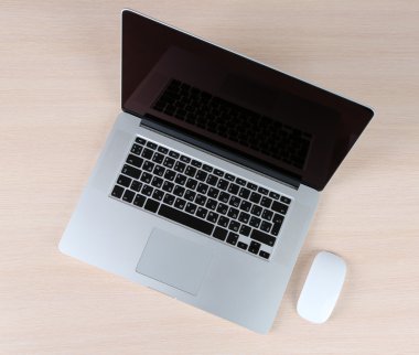 Tablo üzerinde modern dizüstü bilgisayar