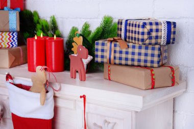 Şöminenin hediyeler ve Noel dekorasyonu ile