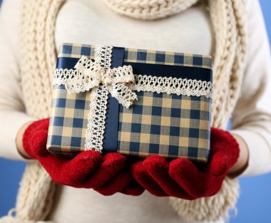 Hediyelik kutu içinde el