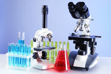 Mikroskoplar ve test tüpleri